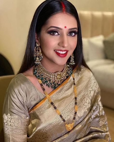 Gorgeous And Latest 100 Mangalsutra Designs For Brides Mangalsutra Designs Gold Long, Trendy Mangalsutra Designs, Saree Reception Look, Traditional Mangalsutra Designs, Long Mangalsutra Designs Gold, South Indian Mangalsutra, Reception Couple, Indian Eyes, Mangalsutra Chain