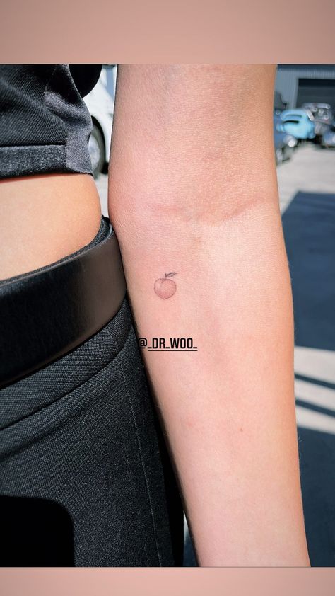 Hailey Bieber Tattoo, Classy Tattoos For Women, Peach Tattoo, Bieber Hailey, Hand Tattoos For Women, Classy Tattoos, Hailey Bieber, Peaches, Justin Bieber