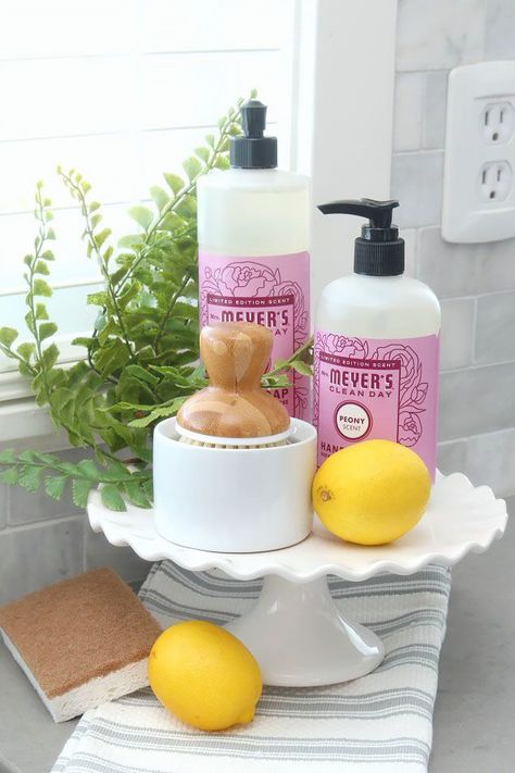 Use a cake stand for a pretty way to display dish soap. Lots of great spring cleaning tips! Kitchen Updates, Cleaning Painted Walls, Glass Cooktop, Spring Cleaning Hacks, Pretty Kitchen, Deep Cleaning Tips, Kitchen Display, Classic Kitchen, Cleaning Day