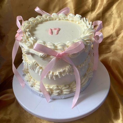 Birthday Cake For 17th Birthday Girl, Croquette Cake, Bolo Coquette, Coquette Cupcakes, Sweet 16 Cake Ideas, Cakes For Girls Birthday, 15 Birthday Cake, 17 Cake, Trend Cake