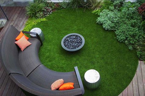 28 Inspiring Fire Pit Ideas To Create A Fabulous Backyard Oasis #firepitseating #easyfirepitideas #firepitpatioideas #firepits #firepitideas Installing Artificial Turf, Fire Pit Seating Area, Artificial Grass Installation, Round Furniture, Contemporary Patio, Fire Pit Seating, Modern Landscape Design, Artificial Turf, Fire Pit Patio