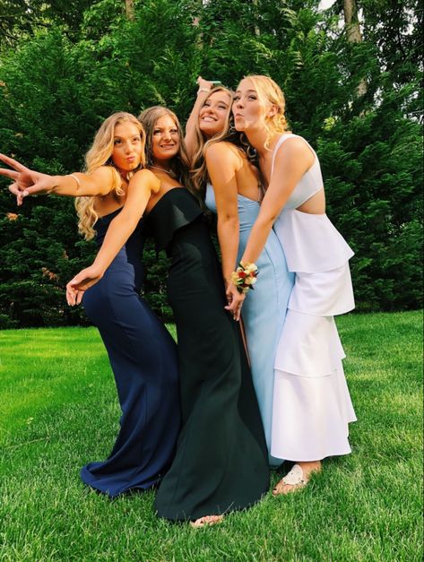 Prom Photography Poses, Homecoming Poses, Prom Picture Poses, Homecoming Pictures, Prom Photoshoot, Prom Inspiration, Party Photoshoot, Prom Poses, Prom Photos