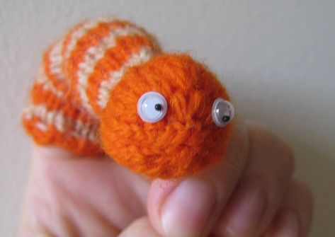 Worm Finger Puppet Knitting Pattern Crochet Puppets, Story Sacks, Knitting Things, Finger Puppet Patterns, Yarn Project, Glove Puppets, Miniature Knitting, Knit Toys, Puppet Patterns