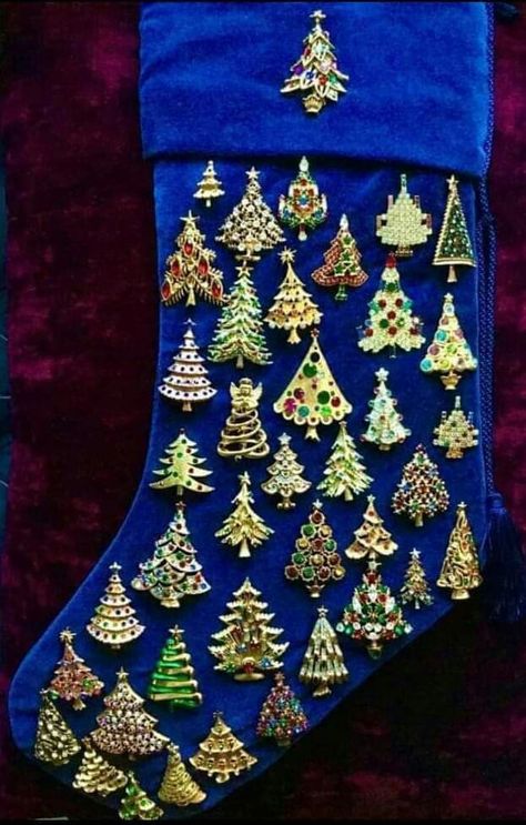 Vintage Brooch Christmas Tree, Christmas Pins Brooch, Vintage Christmas Jewelry, Christmas Pin Display, Brooch Storage, Jewel Tree, Christmas Jewerly, Barbie Christmas Tree, Brooch Display