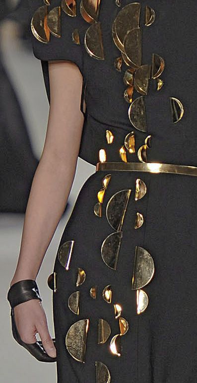 Stephane Rolland Disc Dress, Hot Couture, Bead Top, You Are My Moon, Artistic Fashion, Gold Inspiration, Gown Ideas, Extreme Fashion, Gold And Black Dress