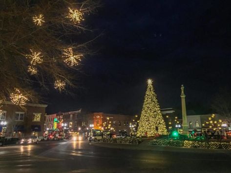 Franklin Has The Best Christmas Tree Lighting Ceremony In Tennessee Christmas In Nashville, Tennessee Christmas, Franklin Tennessee, Christmas Tree Lots, Christmas Bucket List, Christmas Destinations, Heavenly Places, Christmas Town, Cool Christmas Trees