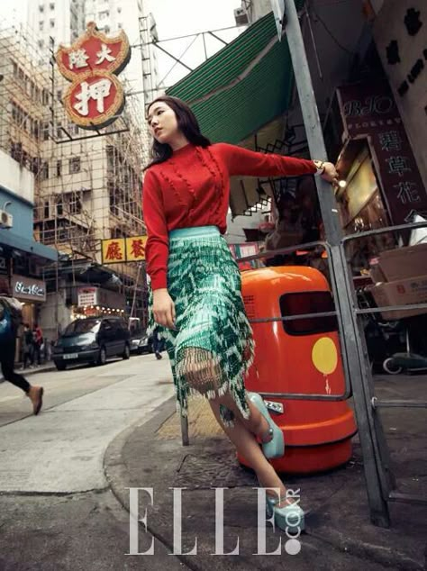 Park Shin Hye Street Fashion Photoshoot, Hong Kong Fashion, Elle Korea, Outdoor Shoot, Park Shin Hye, Photoshoot Concept, Street Fashion Photography, Korean Actresses, Korean Actress