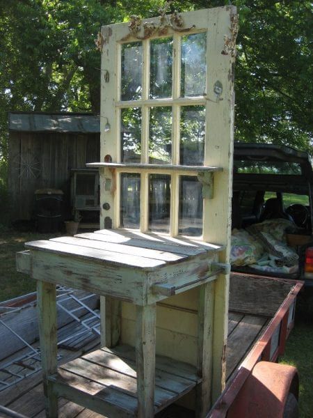 Door Repurposed, Old Door Projects, Diy Potting Bench, Diy Bank, Garden Station, Old Screen Doors, Recycled Door, Salvaged Doors, Old Wood Doors