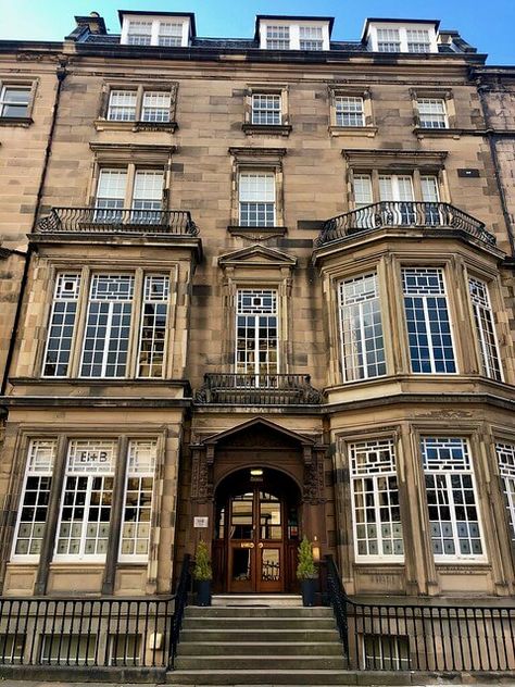 Edinburgh Townhouse, Edinburgh Architecture, Edinburgh House, Scottish Architecture, Civic Architecture, Pioneer Town, Shower Tub Combination, Victorian Townhouse, Uk Holidays