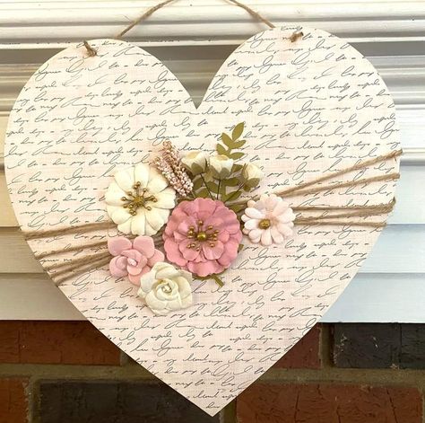 Wooden Heart Crafts, Wooden Hearts Crafts Ideas, Valentines Day Crafts For Adults, Heart Crafts Kids, Wooden Heart Decor, Wooden Hearts Crafts, Valentine Wood Crafts, Vintage Valentine Crafts, Kids Valentines Day