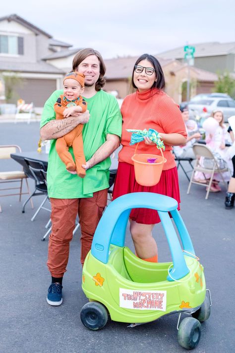 Family Costumes Scooby Doo, Scooby And Scrappy Doo Costumes, 90s Family Costume Ideas, Scooby Family Costume, Baby Scooby Doo Costume, Halloween Wagon Decor, Scooby Doo Family Costumes Halloween, Scrappy Doo Costume, Scooby Doo Trunk Or Treat