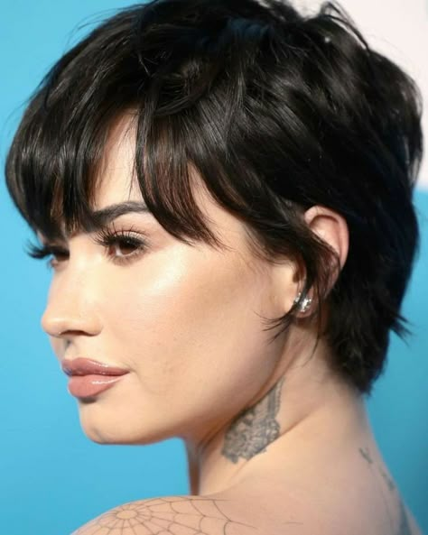 Demi Lovato Pixie Hair, Demi Lovato Pixie, Really Short Bangs, Straight Hair Pixie Haircut, Short Feminine Hair, Medium Pixie Haircut, Medium Pixie Cut, Long Pixie With Bangs, Feminine Short Hair Round Face