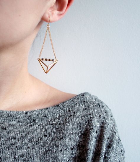 Sister Earrings, Earrings Triangle, Earrings Geometric, Earrings Inspiration, Geometric Triangle, Geometric Jewelry, Bijoux Diy, Geometric Earrings, Beaded Dangles