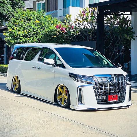 Toyota Alphard Modified, Luxury Suv Cars, Toyota Vellfire, Motor Mobil, Kei Car, Toyota Alphard, Toyota 4x4, Van Design, Rims For Cars