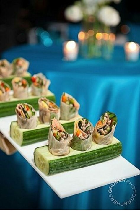 Springroll Presentation Tapas Lunch, Creative Party Food Ideas, Cucumber Garnish, Sushi Picnic, Finger Food Ideas, Food Garnish, Catering Food Displays, Rice Wraps, Sushi Party