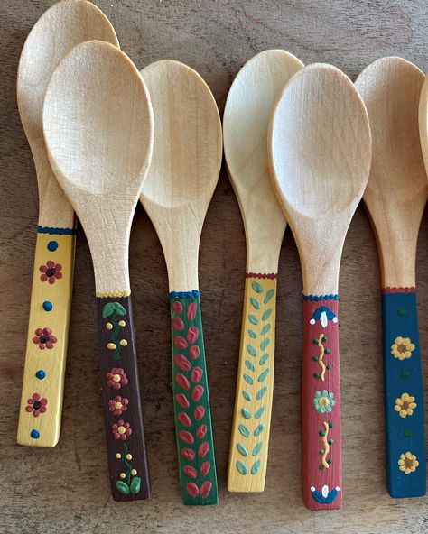 Painting Wooden Spoons Diy, Wood Spoon Painting, Painted Wood Spoons, Wooden Spoon Painting Ideas, Decorating Wooden Spoons, Painted Wooden Spoons Ideas, Wooden Spoon Diy, Painted Wooden Spoons, Wooden Spoon Crafts