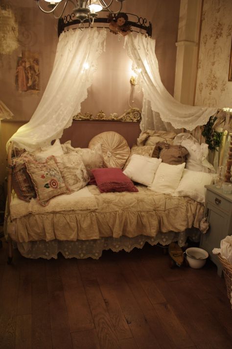 Whimsigoth Bedroom, Pretty Room, Dreamy Room, Dream Room Inspiration, Room Makeover Inspiration, Cute Room Decor, Cozy Room, Room Inspiration Bedroom, Room Ideas Bedroom