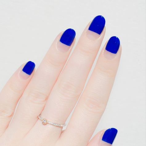 undefined  - Cosmopolitan.com Nail Designs Diy, Space Nail Art, Negative Space Nail Art, Minimalist Nail, Minimal Nails Art, Nagellack Trends, Minimalist Nail Art, Minimal Nails, Nails Blue