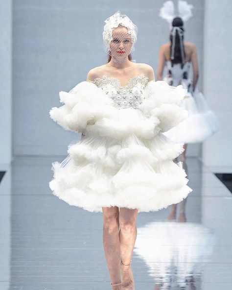 The cloud dress from Nigel Chia Artisanal Collection 2017/18 at KLFW 2017. #nigelchia #fashion #fashiondesigner #fashionweek #runway #klfwrtw2017 #bridal #model Cloud Clothing, Cloud Costume, Runway Fashion Dresses, Cloud Dress, Mode Editorials, 90s Runway Fashion, Draping Fashion, High Fashion Dresses, Theme Dress