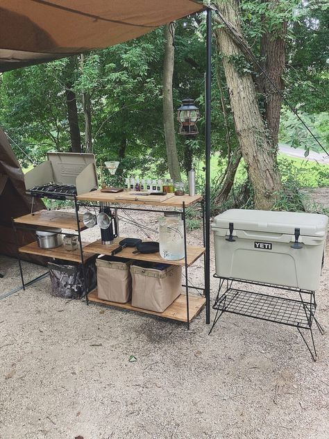 Japanese Camping Gear, Camp Set Up, Vintage Camping Aesthetic, Camping Set Ups, Camping Kitchen Set Up, Camping Setup Ideas, Camp Setup, Camping Bar, Camping Setup