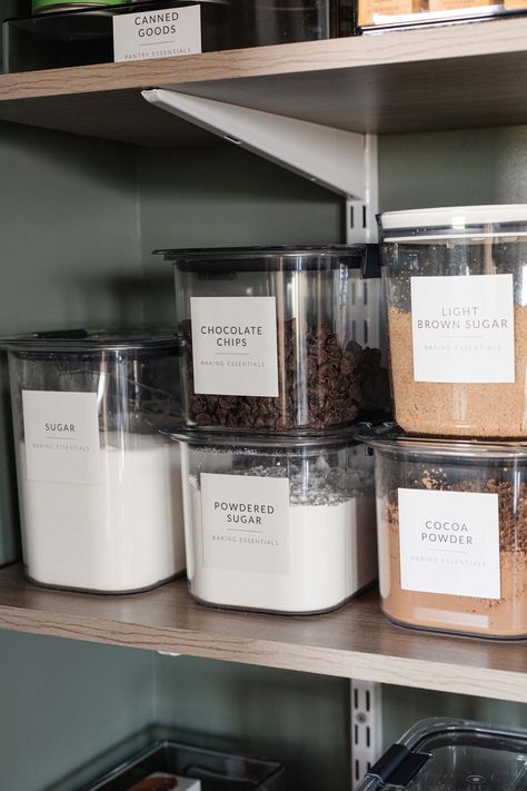 small pantry organization with matching containers and aesthetic labels, minimalist pantry inspiration Small Pantry Organization Ideas, Diy Pantry Makeover, Small Walk In Pantry, Baking Organization, Pantry Organization Labels, Flour Storage, Pantry Inspiration, Pantry Organization Ideas, Small Pantry Organization