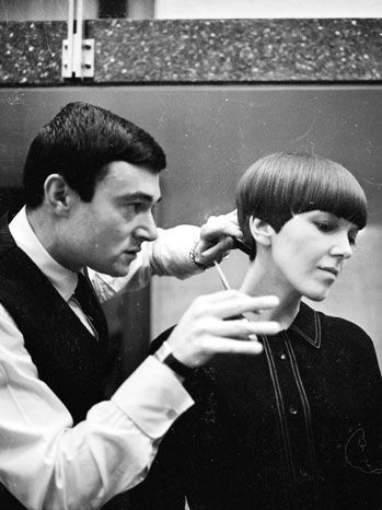 Vidal Sassoon, Mary Quant and the haircut that defined 60's London. RIP Vidal Sassoon Haircut, Vidal Sassoon Haircut, 1960s Hair, Julie Christie, Point Cut, Vidal Sassoon, Guy Bourdin, Mia Farrow, Gina Lollobrigida