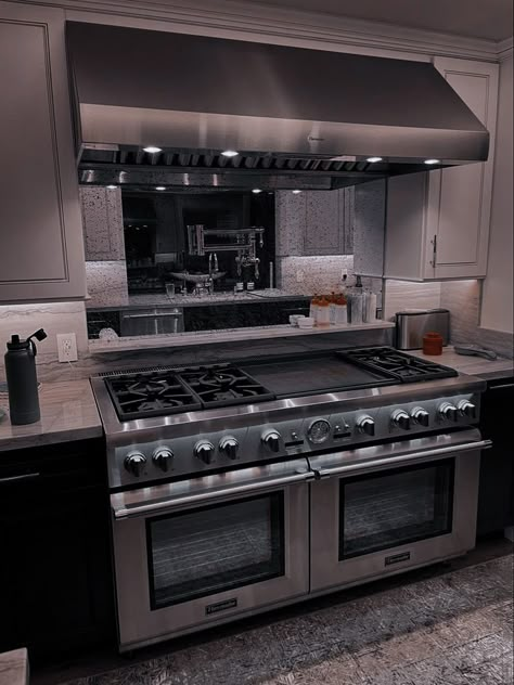 Industrial Stove In Kitchen, Kitching Ideas, Giant Oven, Chefs Kitchen Design, Industrial Oven, Luxury Houses Kitchen, Gourmet Kitchen Design, Modern Luxury Interior Design, Kitchen Renos