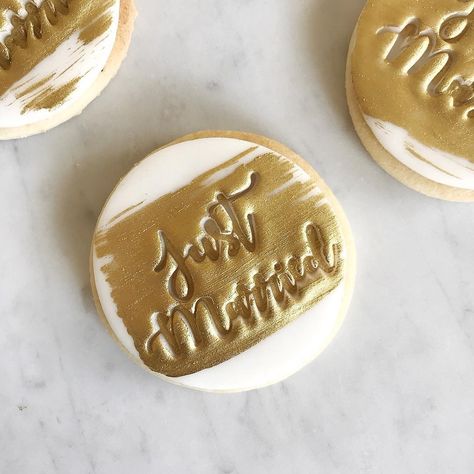 Gold "Just Married" Wedding Cookies Married Cookies, Best Cookies, Wedding Cookies, Decorated Cookies, Just Married, Cookie Decorating, Wedding Inspo, Sugar Cookie, Wedding Invitations