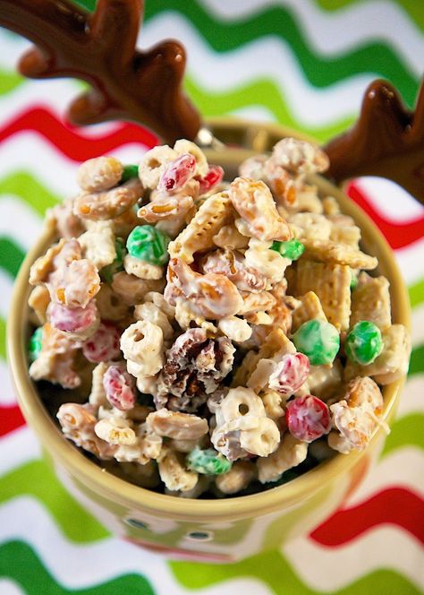 Alton Brown's White Trash Mix - white chocolate chex mix - HIGHLY addictive! Makes great neighbor or co-worker gifts. Trash Mix Recipe, White Trash Christmas, White Chocolate Chex Mix, Chocolate Chex Mix, Chex Mix Christmas, Lemon Truffles, Chocolate Chex, Chocolate Lemon, Homemade Food Gifts