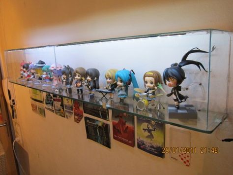 Nicely lit DIY Figure-Display-Cabinets | Kanojo.de Blog Nendoroid Display, Display Case Ideas, Diy Display Case, Jewerly Organizer, Jewerly Displays, Jewerly Boxes, Diy Display, Jewerly Designs, Trendy Jewerly