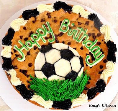 Katy's Kitchen: Soccer Cookie Cake Soccer Cookies, Cookie Cake Decorations, Cookie Cake Designs, Super Cookies, Soccer Cake, Pizza Cake, Cookie Cake Birthday, Chocolate Chip Cookie Cake, Sport Cakes