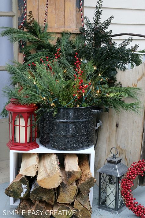 Outdoor Christmas Diy, Christmas Garden Decorations, Outside Christmas Decorations, Country Christmas Decorations, Christmas Front Doors, Christmas Porch Decor, Christmas Garden, Front Porch Christmas Decor, Christmas Porch