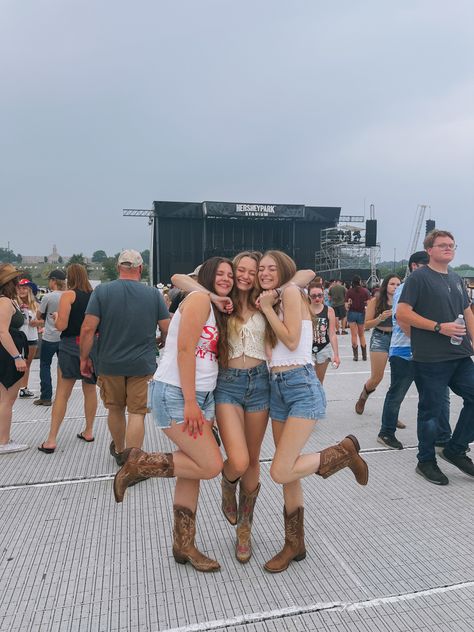 concert, group of three pose Insta Concert Pics, Concert Picture Ideas With Friends, Poses With Three People, Concert Pictures With Friends, Country Concert Ideas, Poses For Three People, Country Concert Poses, Poses For Three Friends, Three People Poses