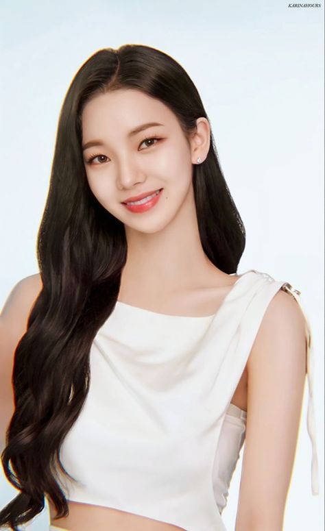 Do you want to know which member of Aespa is more beautiful according to Korean Beauty Standards? then this list will help you to know the visual ranking of Aespa. Korean Beauty Standards, Black Woman Artwork, Complicated Love, Karina Aespa, Beauty Standards, Korean Celebrities, Korean Beauty, Ulzzang Girl, Korean Girl