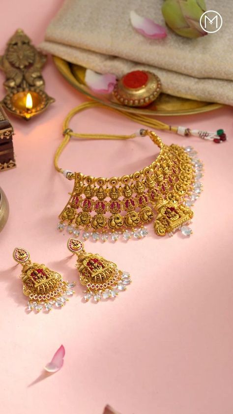 Diwali Jewellery, Pretty Gold Necklaces, Photographing Jewelry, Jewellery Photography Inspiration, Jewelry Product Shots, Creative Jewelry Photography, Gold Bridal Necklace, Antique Necklaces Design, New Gold Jewellery Designs