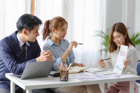 Premium Photo | Group of young asian business people with the creative work talk and exchange ideas shared at the meeting Asian Office, Office Shoot, Chinese Office, Group Meeting, Woman Office, Office People, Student Photo, Witch Coven, People Working Together