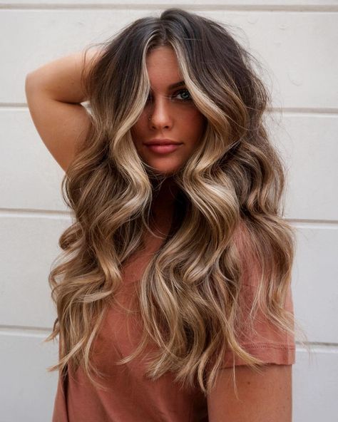 Blonde Money Piece for Brown Hair Light Brown And Blonde Hair Ideas, Natural Brown Roots With Blonde, Long Extension Hairstyles Straight, Punchy Hairstyles, Creamy Beige Hair, Blond Curls, Blonde Money Piece, Caramel Blonde Hair, Blonde Balayage Highlights