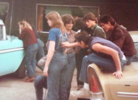 50 Rare and Amazing Behind the Scenes Photos From the Making of ‘The Outsiders’ (1983) ~ Vintage Everyday Greasers And Socs, Rumble Fish, Outsiders Movie, Saul Hudson, The Outsiders 1983, Emilio Estevez, Behind The Scenes Photos, Life Changing Opportunity, Matt Dillon