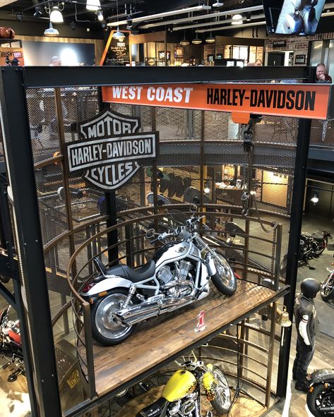 Harley Davidson Interior Design, Motorcycle Shop Design, Motorcycle Showroom Interior, Loft Garage, Bike Showroom, Harley Davidson Store, Store Plan, Man Garage, Motorcycle Store