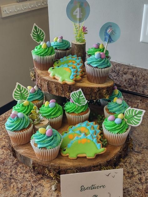 Cupcake Dinosaur, Dino Bebe, Dino Birthday Cake, Dinosaur Birthday Theme, Baby Birthday Party Theme, Girl Baby Shower Centerpieces, Baby Shower Decorations Neutral, Dinosaur Cupcakes, Dinosaur Birthday Party Decorations