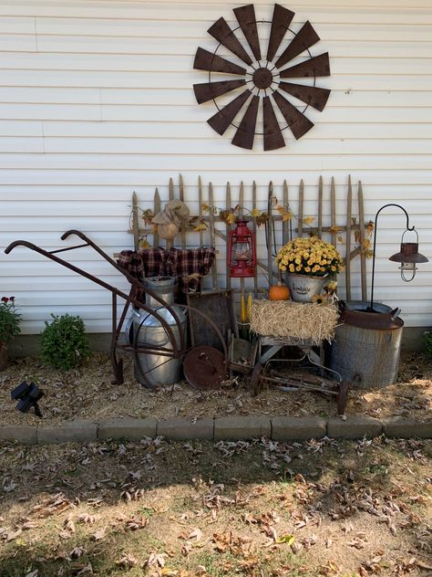 Garden Ornaments Ideas, Primitive Garden Ideas, Fence Gardening, Farm Vibes, Yard Pond, Farmhouse Garden Decor, Junk Garden, Farm Wagons, Cheap Garden