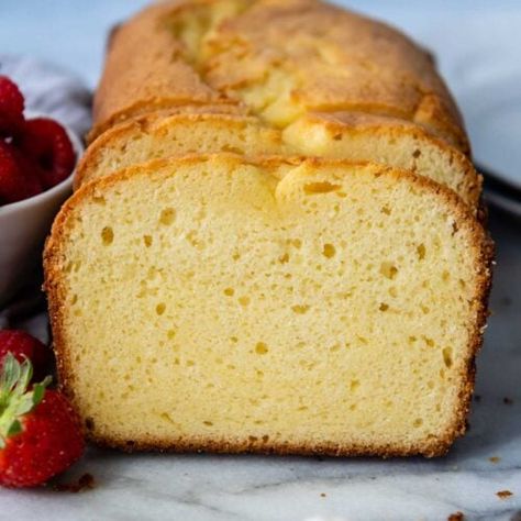 How to Make Moist Gluten-Free Pound Cake - MamaGourmand Gluten Free Pound Cake Recipes Moist, Gluten Free Pound Cake Recipe, Vanilla Loaf, Lemon Buttermilk Pound Cake, Vanilla Pound Cake Recipe, Gluten Free Pound Cake, Fodmap Desserts, Homemade Pound Cake, Easy Pound Cake