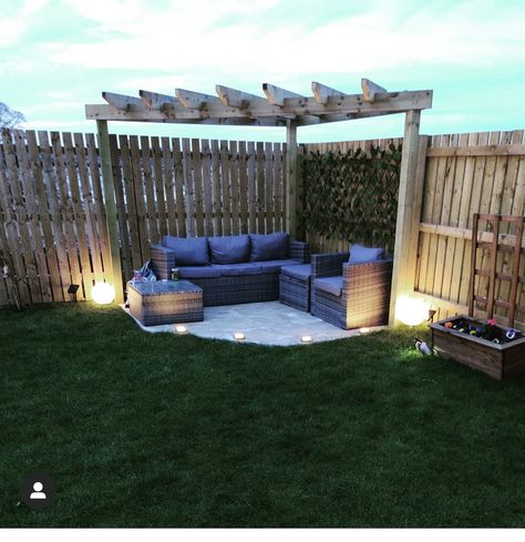 Corner Sitting Area Backyard, Backyard Corner Sitting Area Ideas, Backyard Corner Seating Area, Corner Patio Ideas, Corner Garden Seating, Backyard Corner, Mums Garden, Backyard Sitting Areas, Turf Backyard