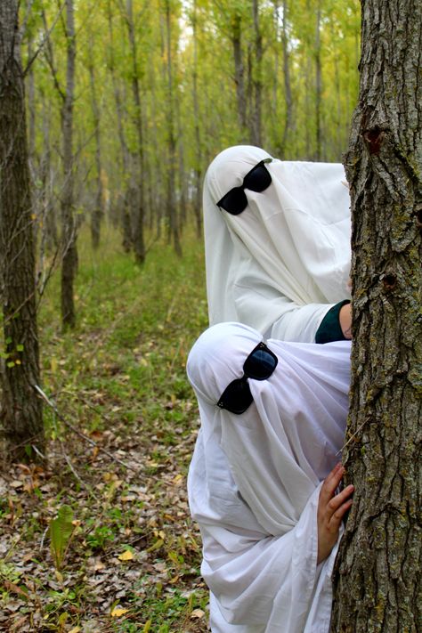 Two best friends, dressed like cool ghosts, peeking around a tree Ghost Shoot, Funny Photoshoot, Halloween Styled Shoot, Spooky Photoshoot, Spooky Halloween Pictures, Ghost Photoshoot, Ghouls Just Wanna Have Fun, Farm Photos, Sister Poses