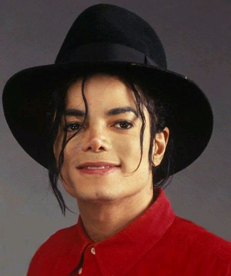 no makeup~cutie without makeup, he should be like dis all da time Michael Jackson Neverland, Michael Jackson Hot, Hee Man, Robot Dance, Michael Jackson Wallpaper, Michael Jackson Rare, Glossy Eyes, Jackson Bad, Photos Of Michael Jackson