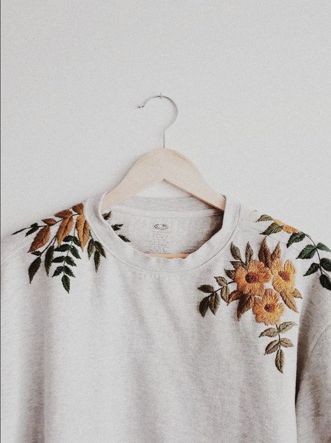 Diy Embroidery Shirt, Clothes Embroidery Diy, Embroidery Tshirt, Handmade Embroidery Designs, Hand Embroidery Projects, Pola Sulam, Creative Embroidery, Embroidery On Clothes, Cute Embroidery