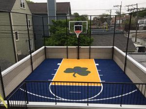 Rooftop Basketball Courts in Chicago, IL | Supreme Sports Courts Rooftop Basketball Court, Mini Basketball Court, School Building Plans, Notre Dame Basketball, San Peter, Rooftop Ideas, Backyard Court, Best Man Caves, Basket Training