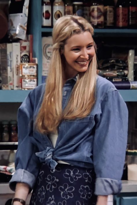 Friends Fashion Phoebe, Phoebe Outfits, Lisa Kudrow Friends, Phoebe Friends, Phoebe Buffay Outfits, Friends Fits, Friends Phoebe, Friends Outfit, Friends Outfits