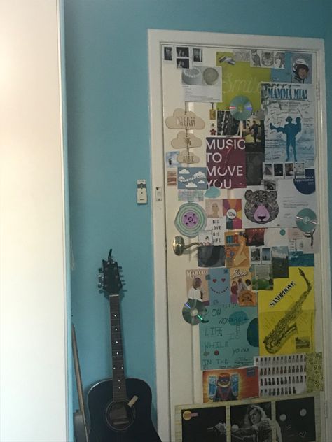 Door Ideas Bedroom Aesthetic, Doors With Posters, Decorate Door Bedroom, Dorm Door Aesthetic, Door Collage Bedroom, Aesthetic Door Design, Door Art Ideas Bedroom, Closet Door Decoration Ideas Aesthetic, Grunge Door Decor