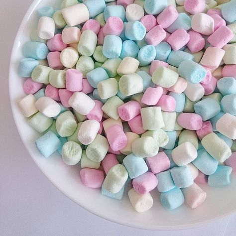 @pastel.color.cute on Instagram: “#marshmallows #marshmallow #pastel #candy #pastellove #colors #pastelmarshmallows #pastelcandy” Snack Corner, Black Dessert, Candy Decorations Diy, Soft Board, Dessert Treats, Cute Marshmallows, Aesthetic Foods, Pastel Candy, Pastel Party